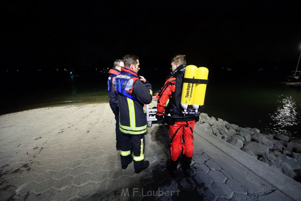 PKW im Rhein Koeln Merkenich neben dem Hitdofer Faehranleger P17.jpg